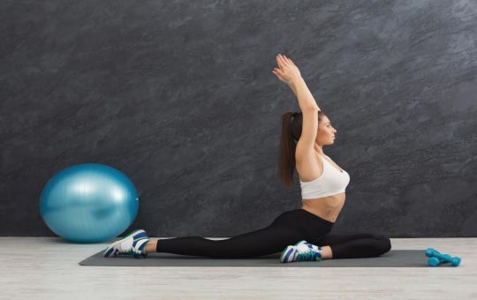 Esercizi di pilates con pilates ball