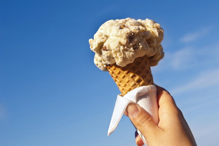 Persona che mangia un gelato 