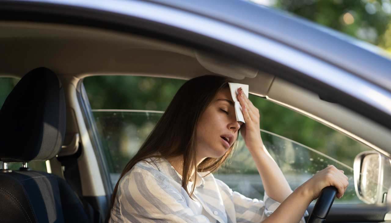 Auto bollente, non salirci prima di averla raffreddata