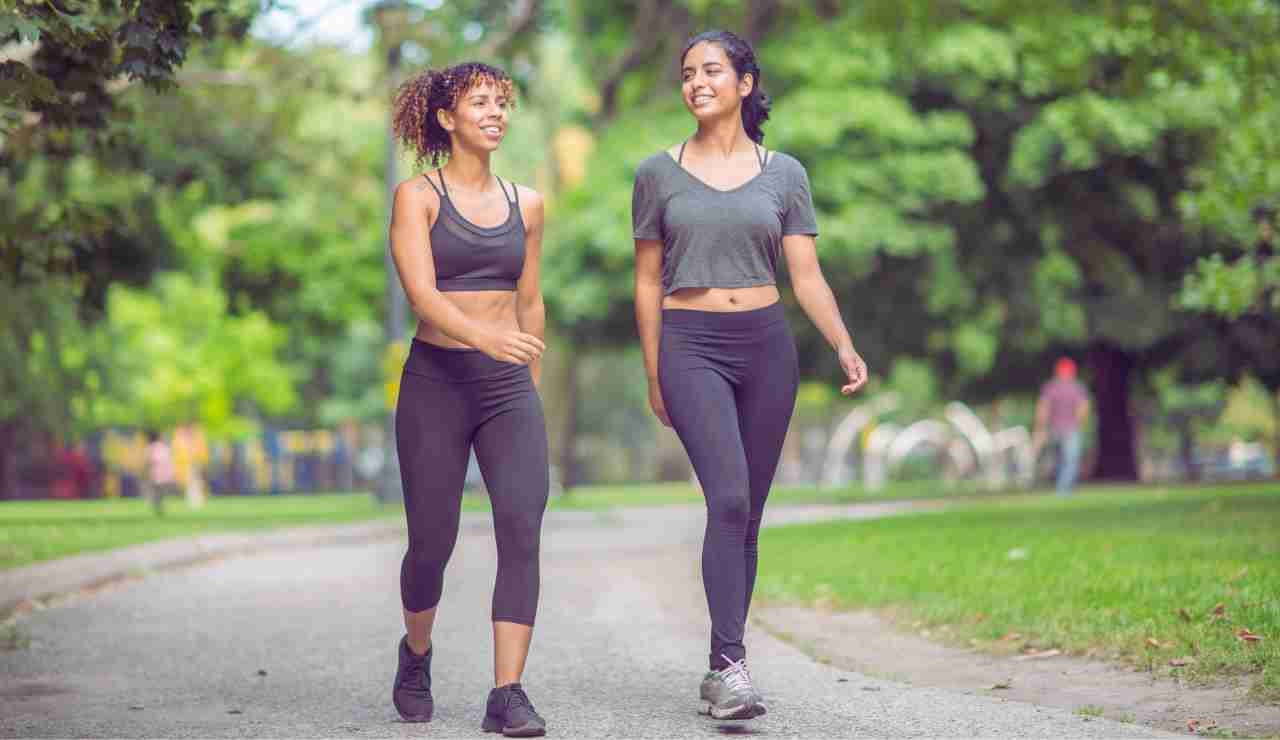 Giovani donne camminano nel parco