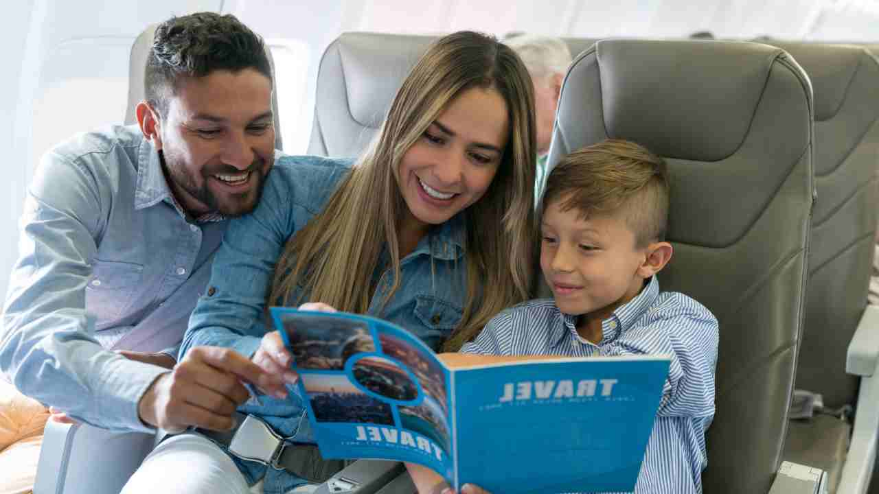 Famiglia in aereo, viaggiare low cost