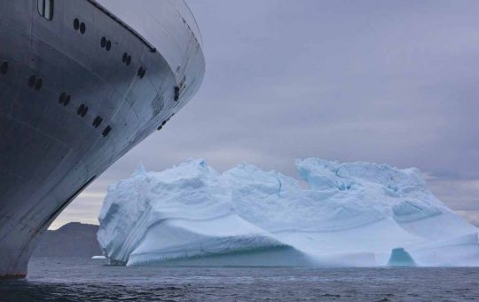 Nave tra gli iceberg