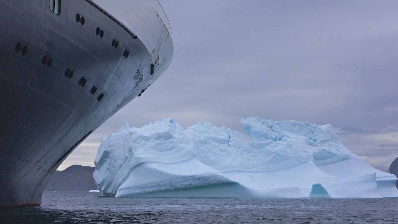 Nave tra gli iceberg