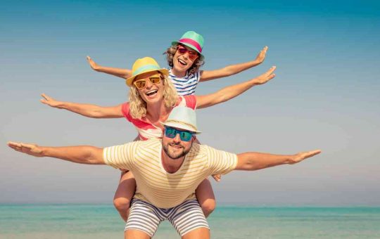 Famiglia in vacanza, selfie per social