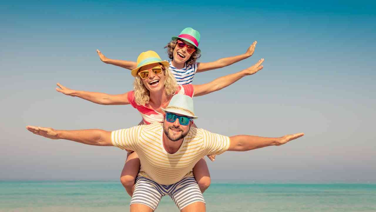 Famiglia in vacanza, selfie per social