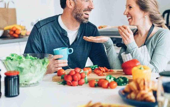 Coppia felice a tavola: dieta ricca di nutrienti