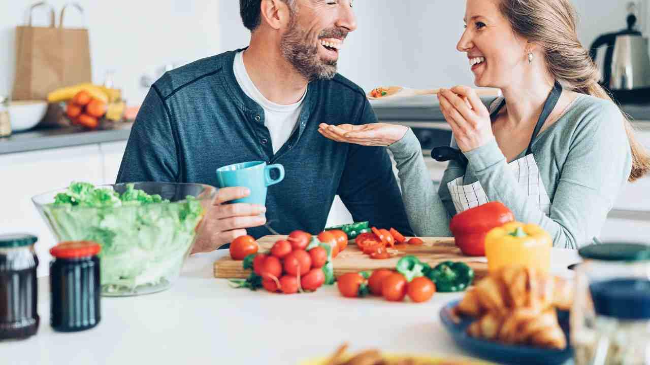 Coppia felice a tavola: dieta ricca di nutrienti