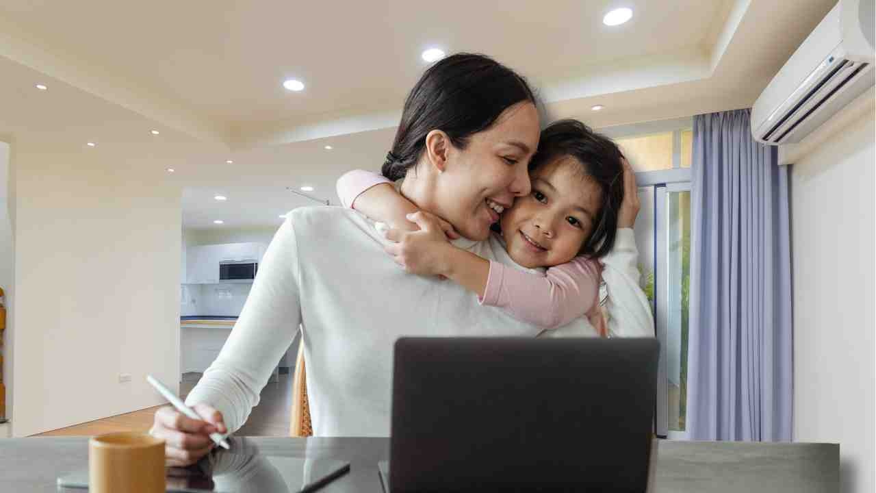 Mamma e figlia, lavoro online da casa