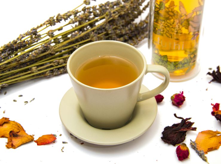 Tisana alle erbe (pexels.com) - newsecologia.it